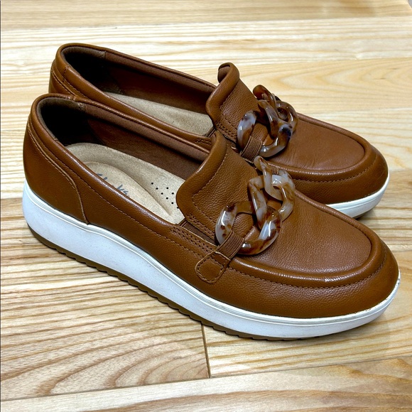 Clarks Women's Tan Loafers with Chain Detail - Picture 1 of 5